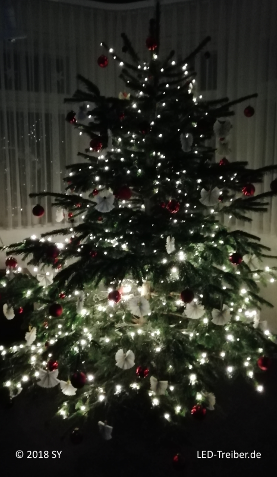 LED-Weihnachtsbaum, teilweise gedimmt